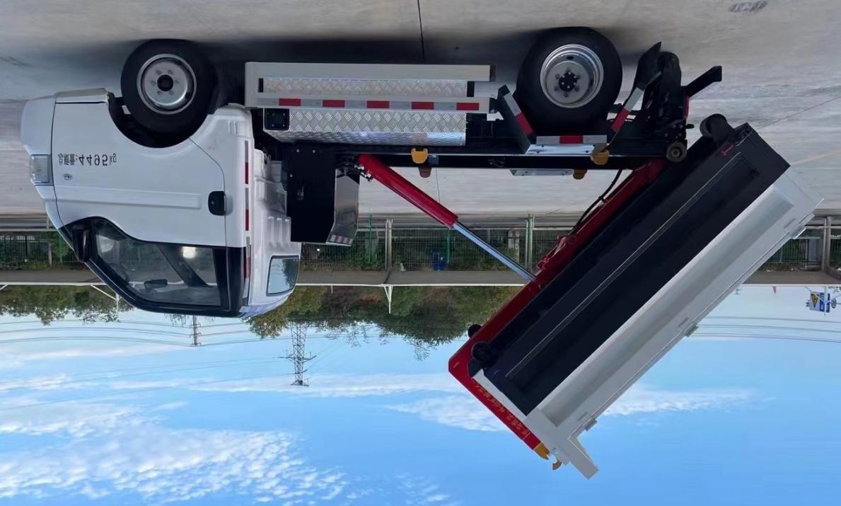 程力壹為純電動(dòng)車(chē)廂可卸式垃圾車(chē)圖片4
