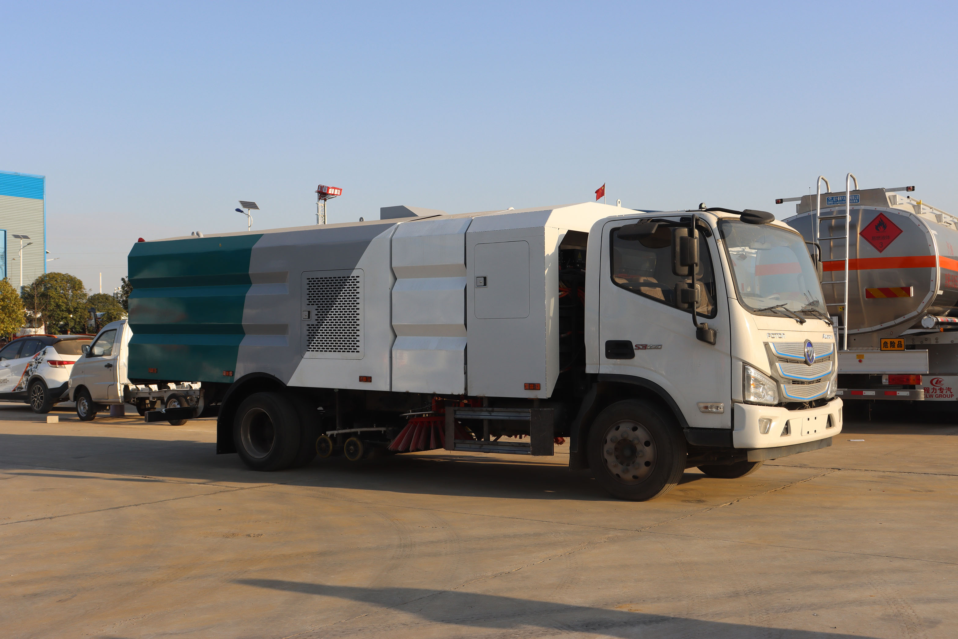 福田9方純電動多功能洗掃車圖片1