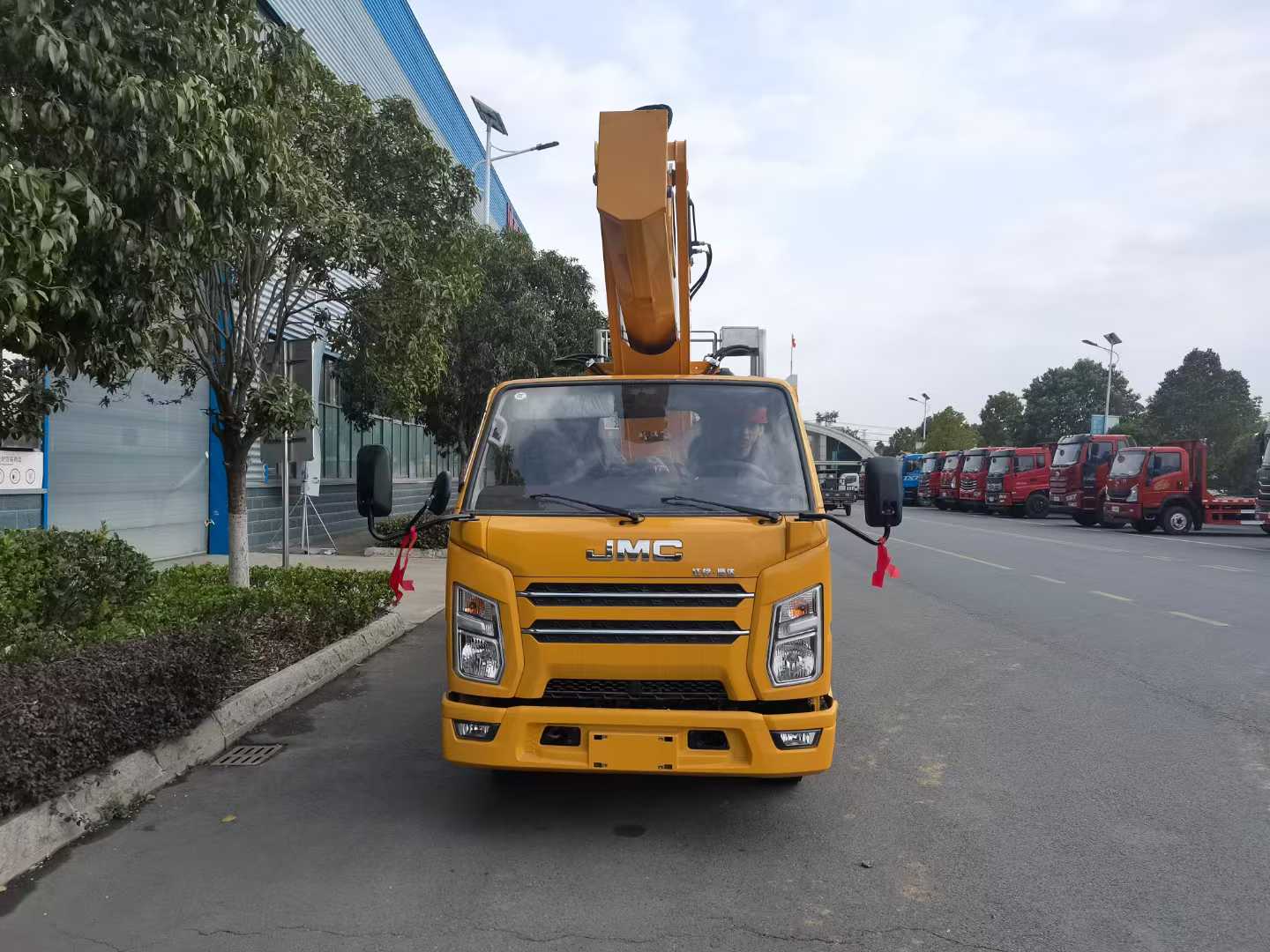 江鈴順達(dá)32米直臂高空作業(yè)車圖片2